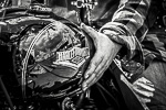 Bikerhände auf Harley Davidson